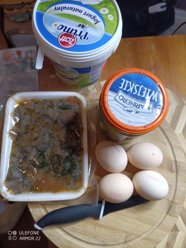sałatka z łososiem wędzonym ogórkiem kiszonym i jajkiem składniki