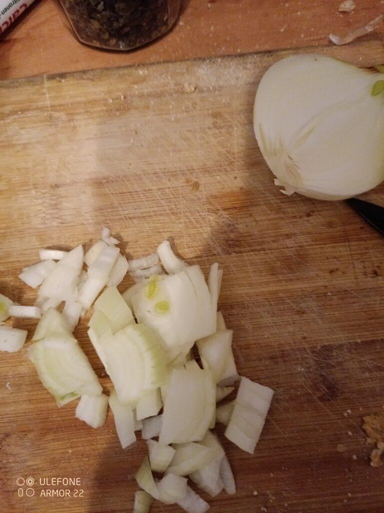 jajecznica pokrój cebulę w piórka