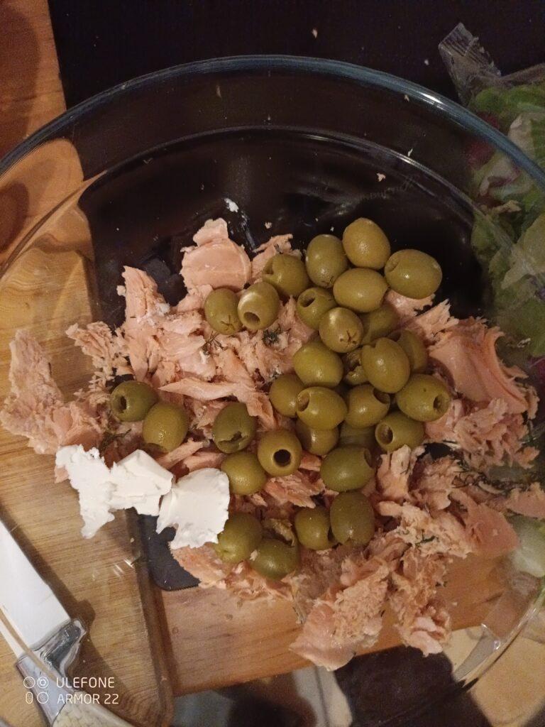sałatka z łososiem i oliwkami i fetą dodaj oliwki